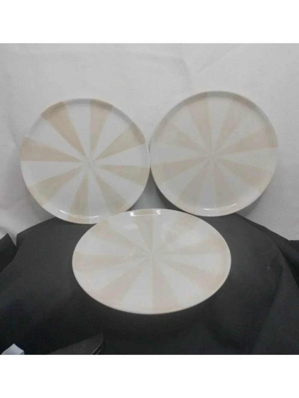 Jonathan Adler designed Tan pinwheel plates Set Of 3 8